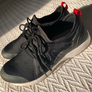 Black Vionic orthopedic sneakers.